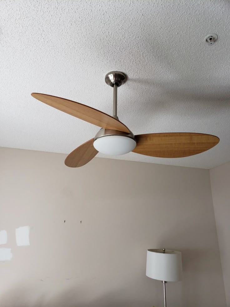 ejemplo de ventilador de techo con luz