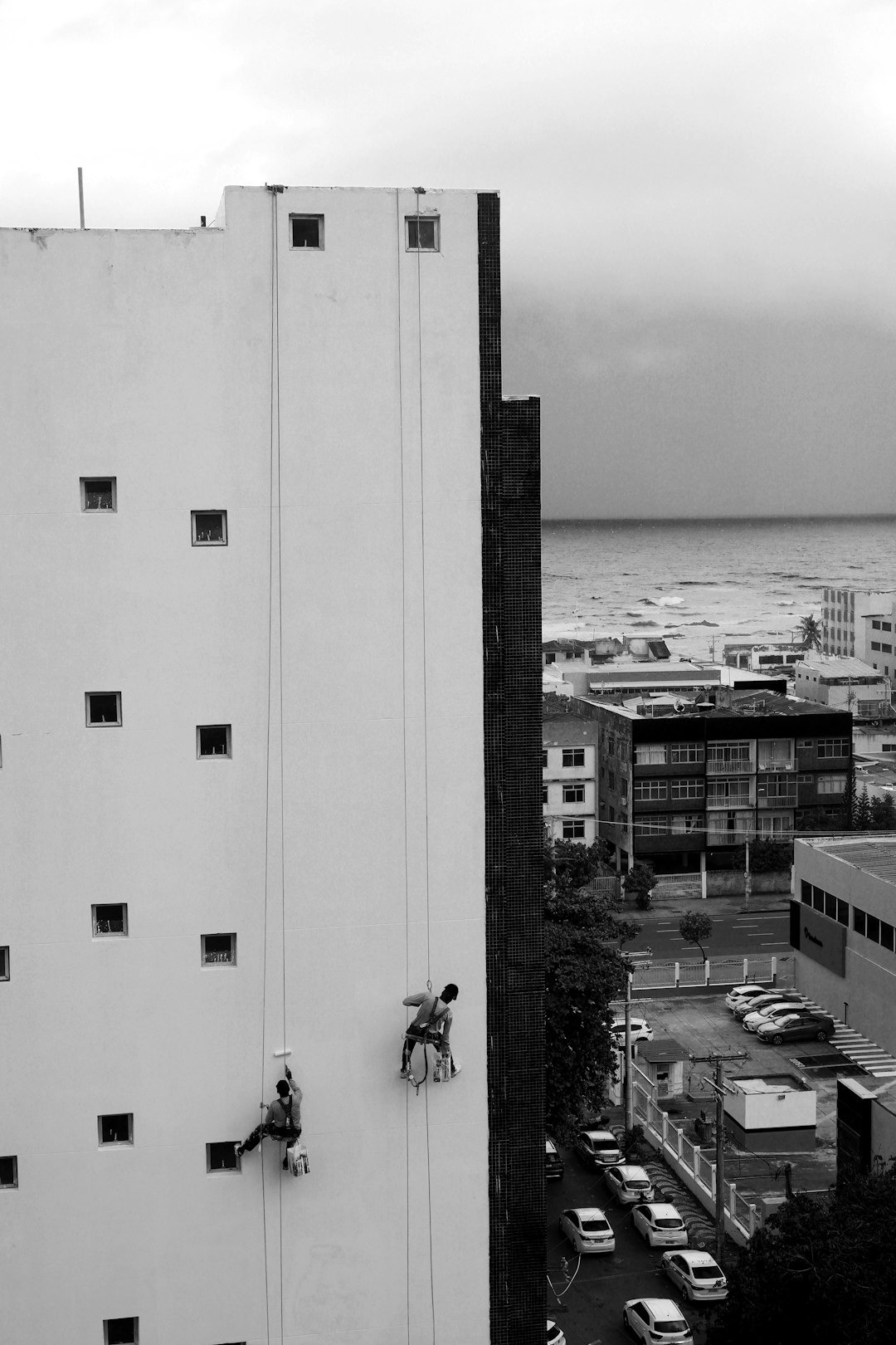 Pintor realizando trabajo de pintura de fachada
